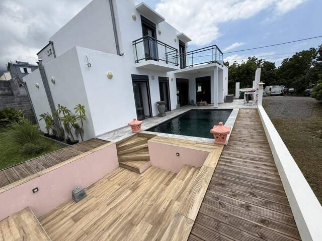 À vendre à Sainte-Rose : villa de 146m2 avec terrasse avec K — photo du bien