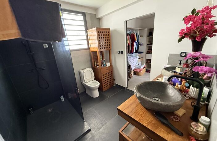 À vendre à Sainte-Rose : villa de 146m2 avec terrasse avec K — photo 4