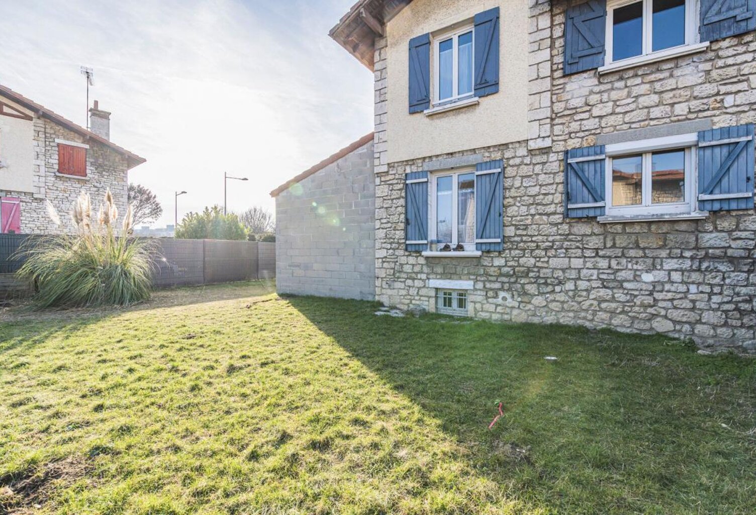 Maison avec jardin et garage — photo 1
