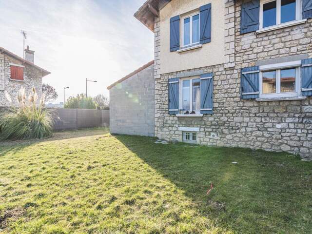 Maison avec jardin et garage — photo du bien