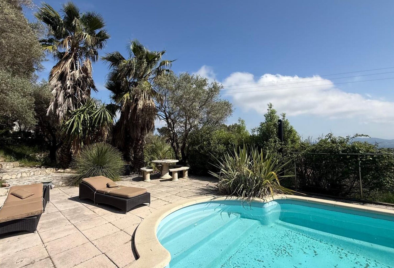 SOLLIES-VILLE: VUE MER & CALME POUR CETTE MAGNIFIQUE VILLA — photo 1