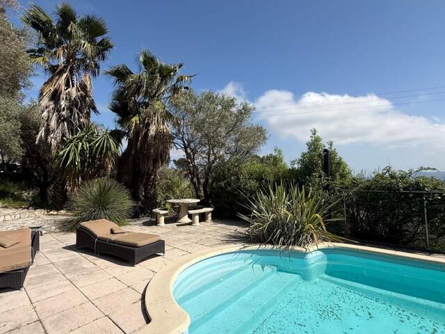 SOLLIES-VILLE: VUE MER & CALME POUR CETTE MAGNIFIQUE VILLA — photo du bien