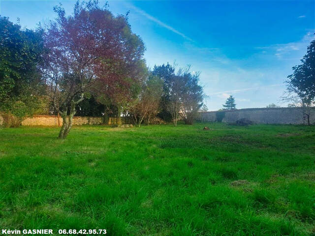 CHAMPNIERS (16430) : Terrain constructible proche zone commerciale — photo du bien