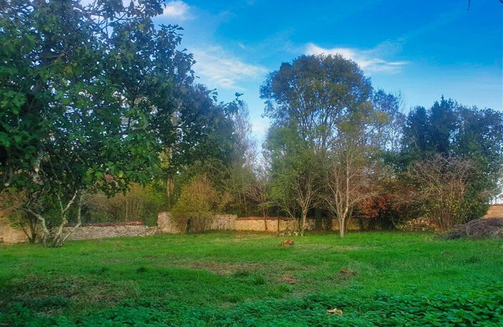 CHAMPNIERS (16430) : Terrain constructible proche zone commerciale — photo 2