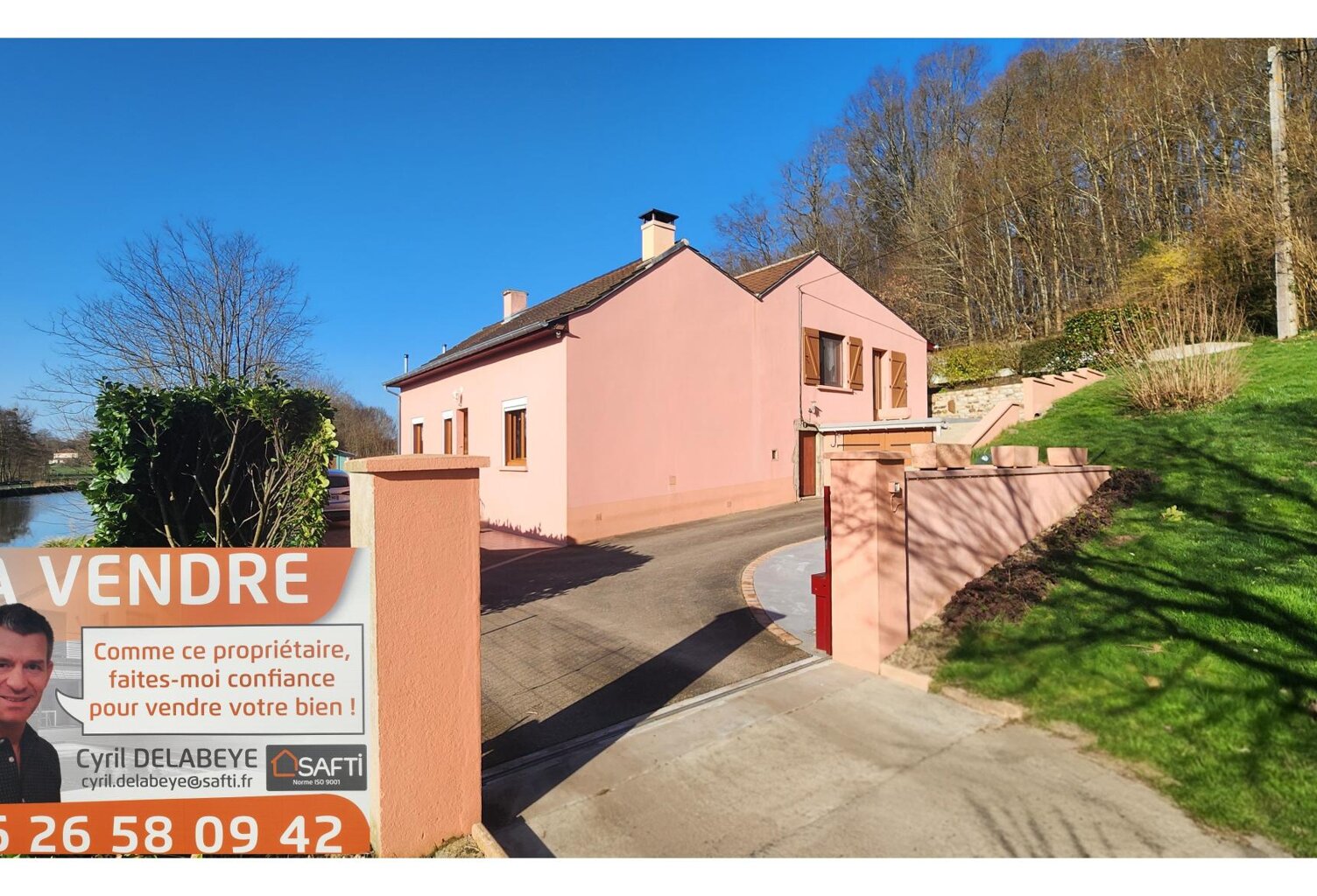 Maison T4 proche des commodités, avec le canal en façade, et un bois exploitable en arrière-plan — photo 1