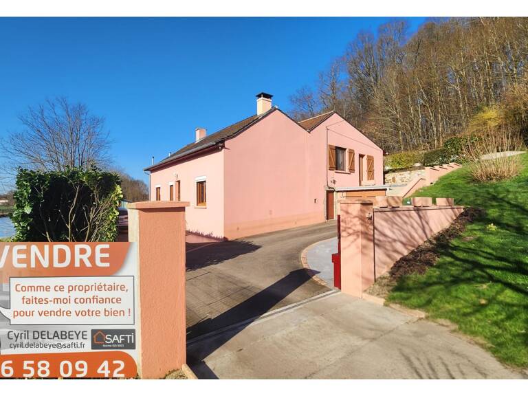 Maison T4 proche des commodités, avec le canal en façade, et un bois exploitable en arrière-plan — photo 1