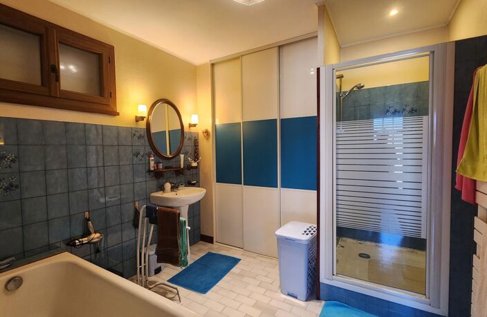 Maison T4 proche des commodités, avec le canal en façade, et un bois exploitable en arrière-plan — photo 2