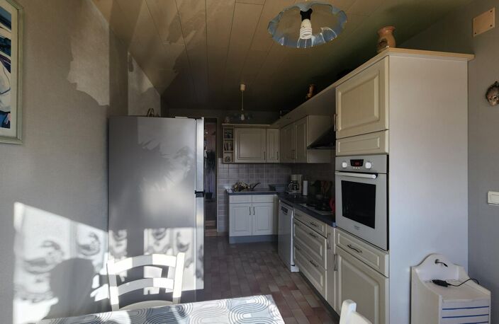 Maison T4 proche des commodités, avec le canal en façade, et un bois exploitable en arrière-plan — photo 3