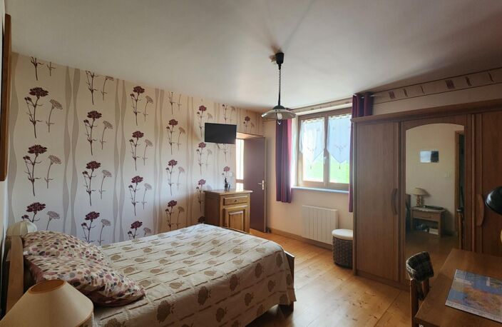 Maison T4 proche des commodités, avec le canal en façade, et un bois exploitable en arrière-plan — photo 4