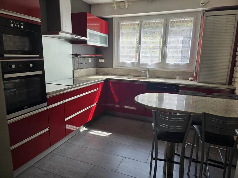 GRANDE MAISON DE PLAIN-PIED AVEC TERRAIN ET PISCINE — photo 1