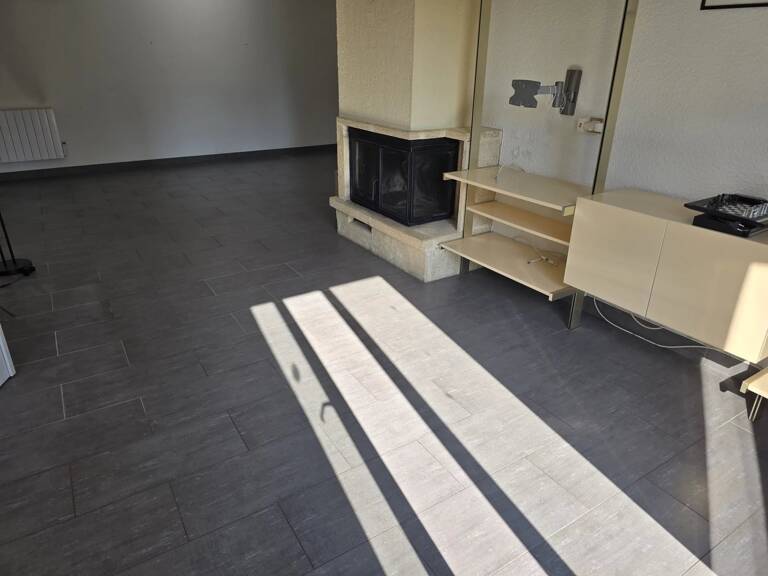 GRANDE MAISON DE PLAIN-PIED AVEC TERRAIN ET PISCINE — photo 1