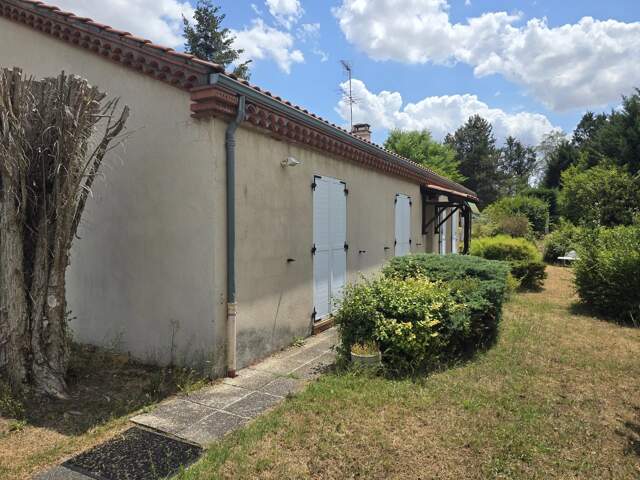 GRANDE MAISON DE PLAIN-PIED AVEC TERRAIN ET PISCINE — photo du bien