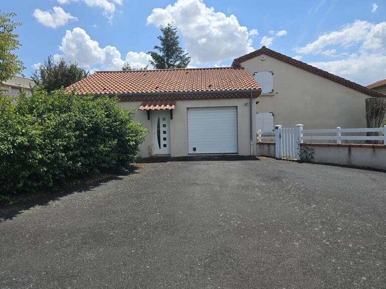 GRANDE MAISON DE PLAIN-PIED AVEC TERRAIN ET PISCINE — photo 1