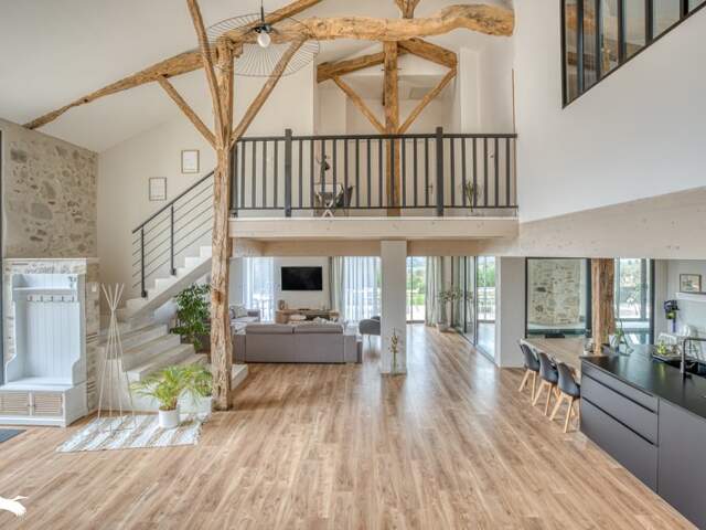 Maison en pierre de 8 pièces principales — photo du bien