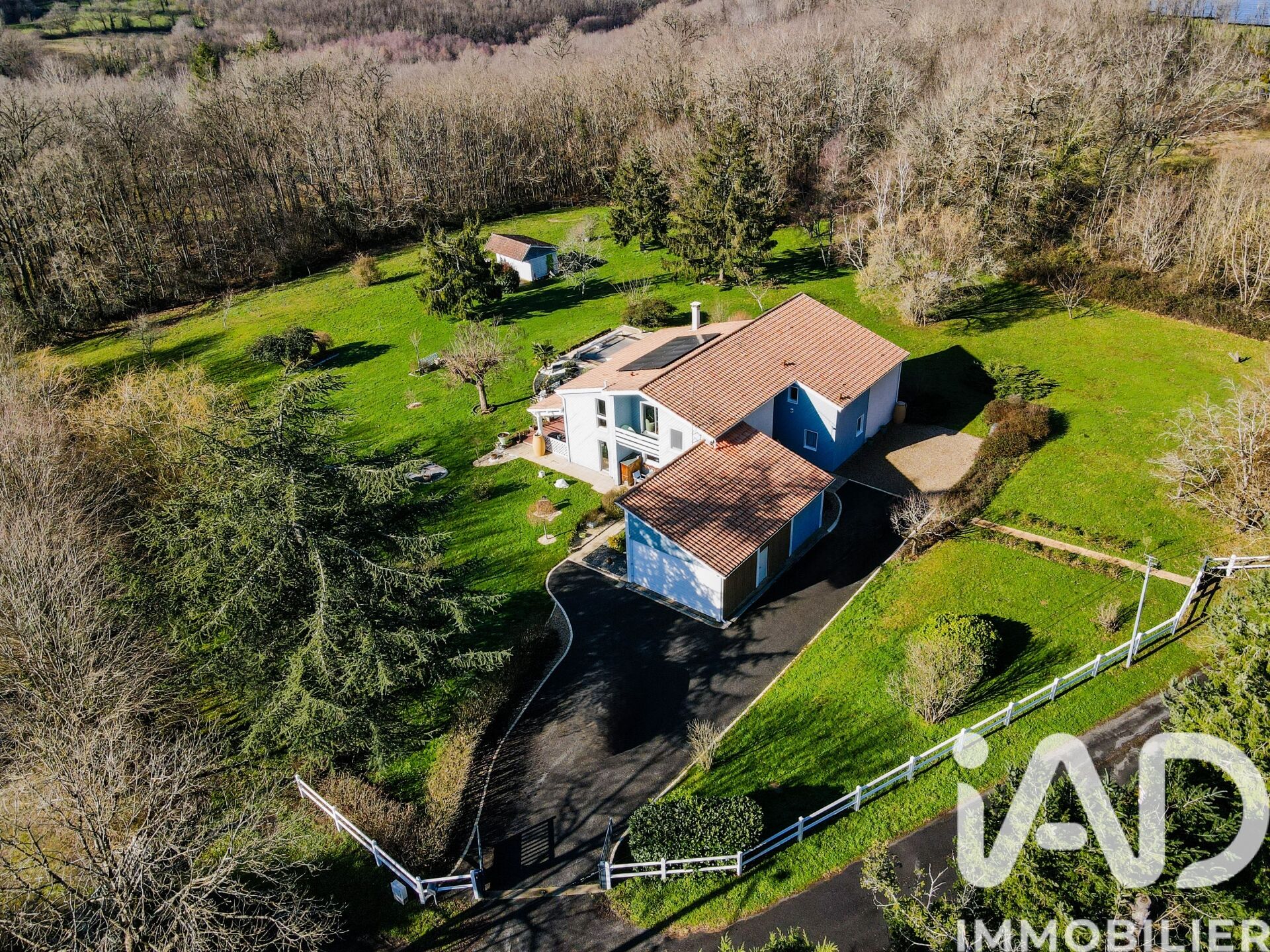 Cherves-Chatelars - 250m² - 8p. - 6ch.