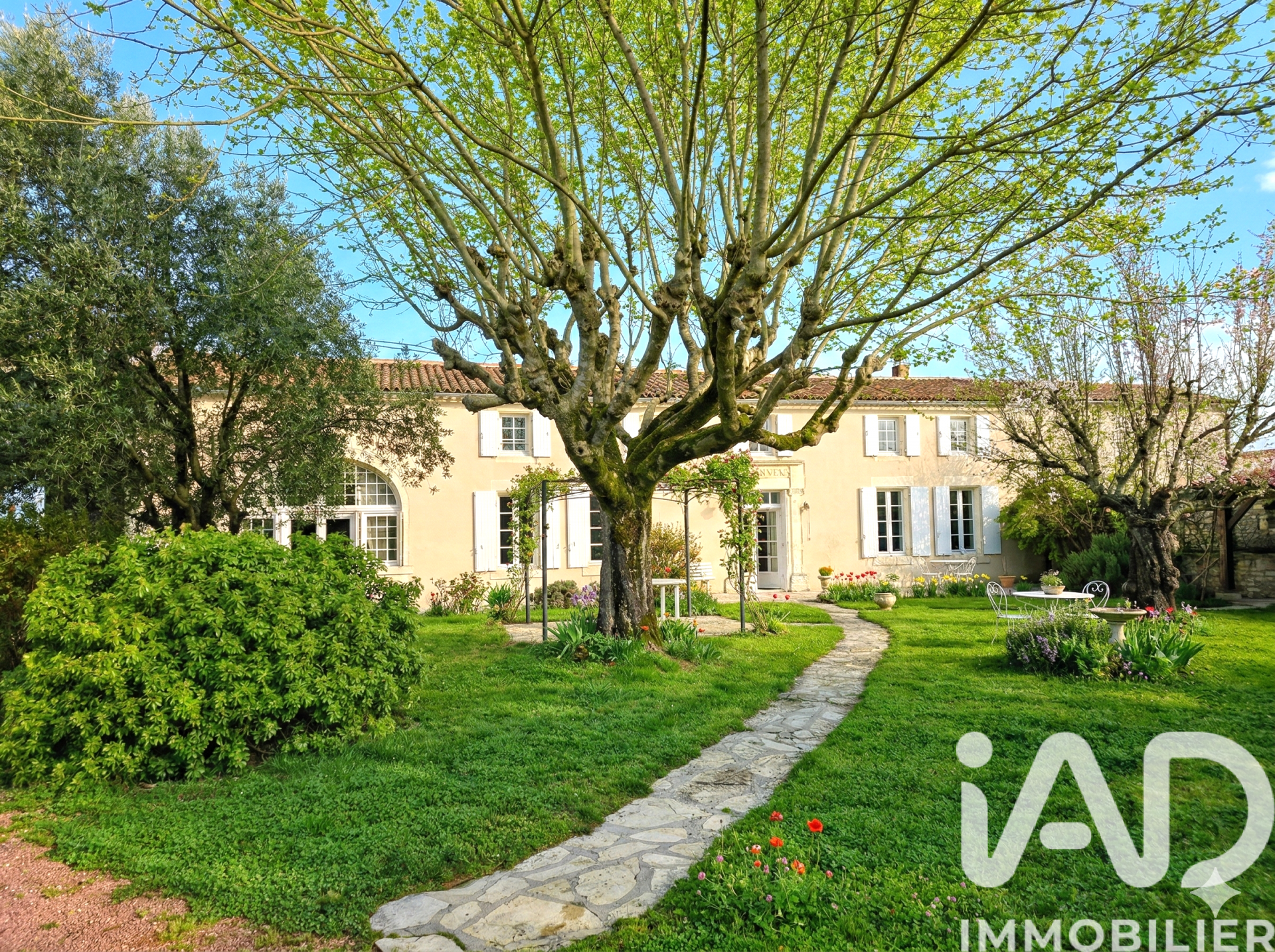 Salles-D-Angles - 200m² - 7p. - 4ch.