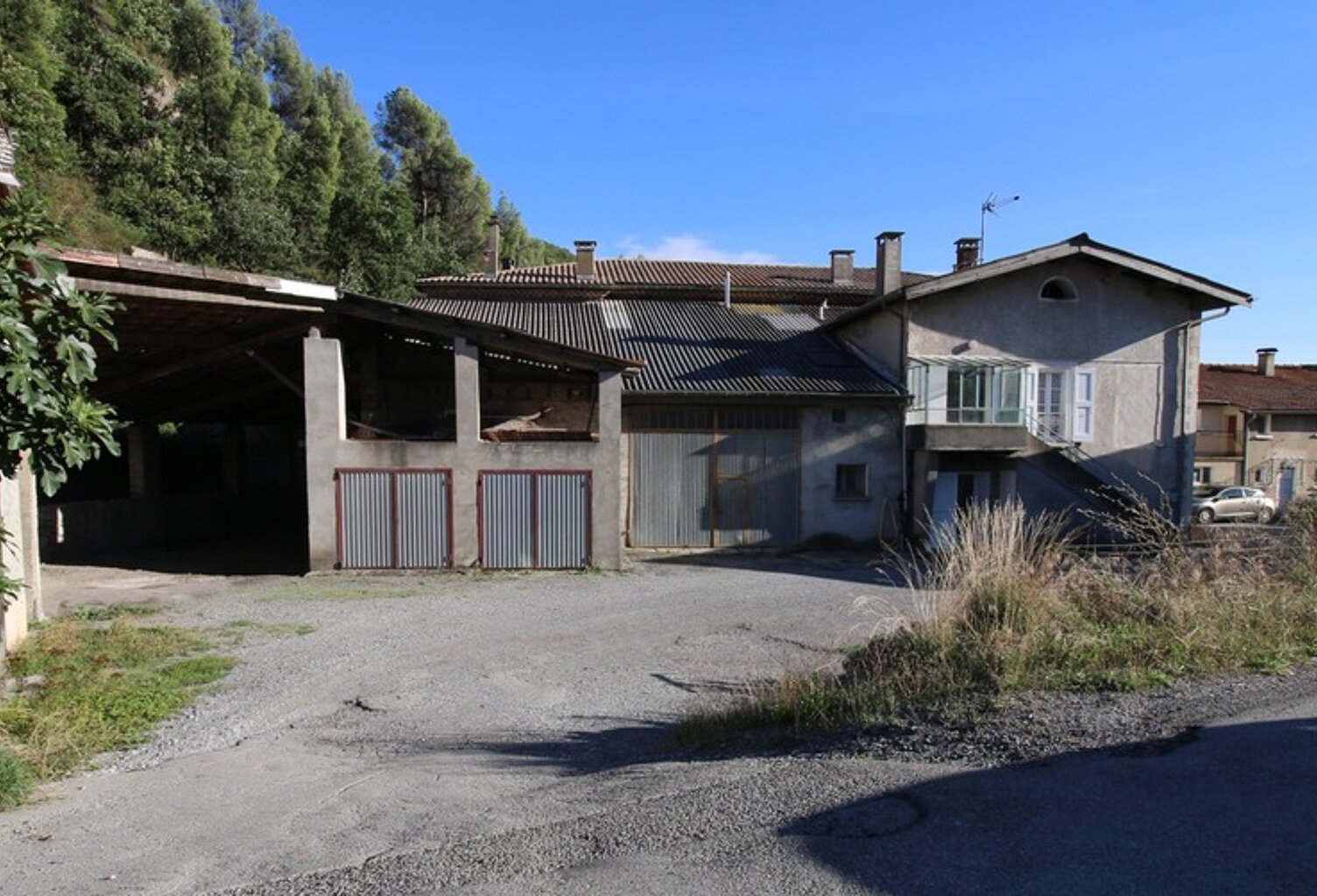 2 apparts 158m2, hangar 78m2, 2 garages, emplacement Camping Car + 4.8ha de colline + une source — photo 1