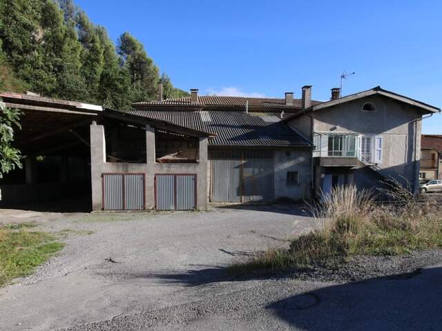 2 apparts 158m2, hangar 78m2, 2 garages, emplacement Camping Car + 4.8ha de colline + une source — photo du bien