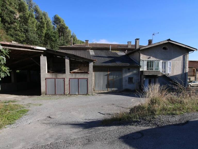 2 apparts 158m2, hangar 78m2, 2 garages, emplacement Camping Car + 4.8ha de colline + une source — photo 1