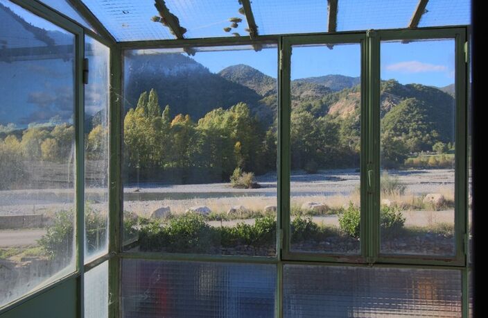 2 apparts 158m2, hangar 78m2, 2 garages, emplacement Camping Car + 4.8ha de colline + une source — photo 2