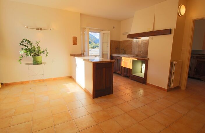 2 apparts 158m2, hangar 78m2, 2 garages, emplacement Camping Car + 4.8ha de colline + une source — photo 5