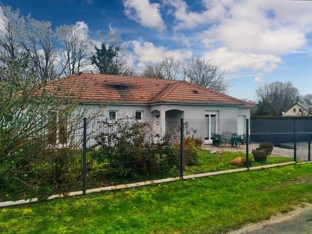 Maison de plain pied sur grand terrain — photo du bien