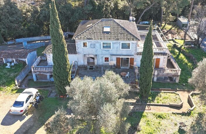 Mougins – Villa de caractère sur 3 370 m² avec terrasses et dépendance — photo 4