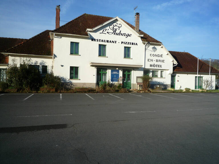 CONDE EN BRIE (02) à vendre murs d'un restaurant avec matériel, 7 chambres meublées et un appartement — photo 1