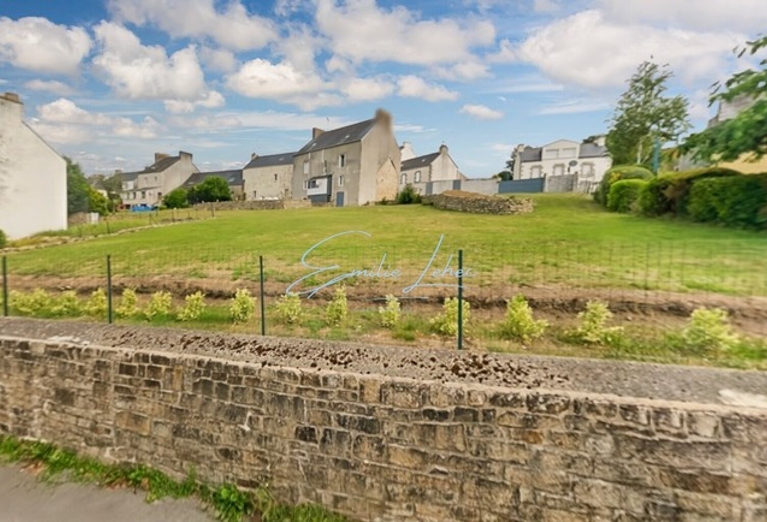 INVESTISSEURS!!! Centre-bourg d'Elliant - Immeuble 300M2 et parcelle de plus de 1000m2 divisible — photo 1
