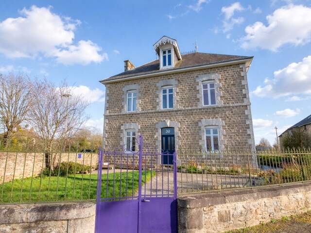 Maison à vendre  GORRON (53)maison bourgeoise 3 chambres avec garage sur terrain 717 m2 — photo du bien