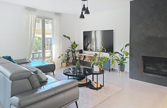 A vendre maison plain pied rénovée de 110 m² et sa belle piscine — photo 2