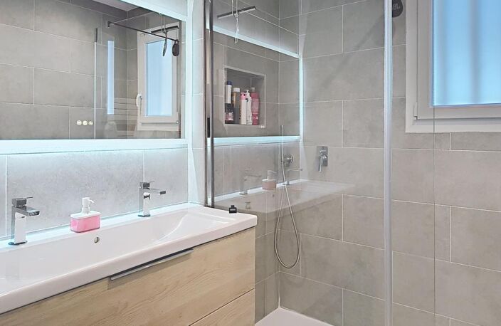 A vendre maison plain pied rénovée de 110 m² et sa belle piscine — photo 4