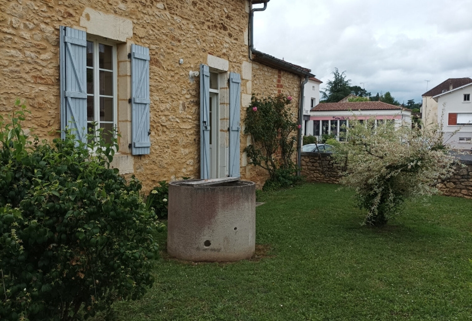 Venez découvrir cette agréable maison de village avec son jardinet équipé d'un puit — photo 1