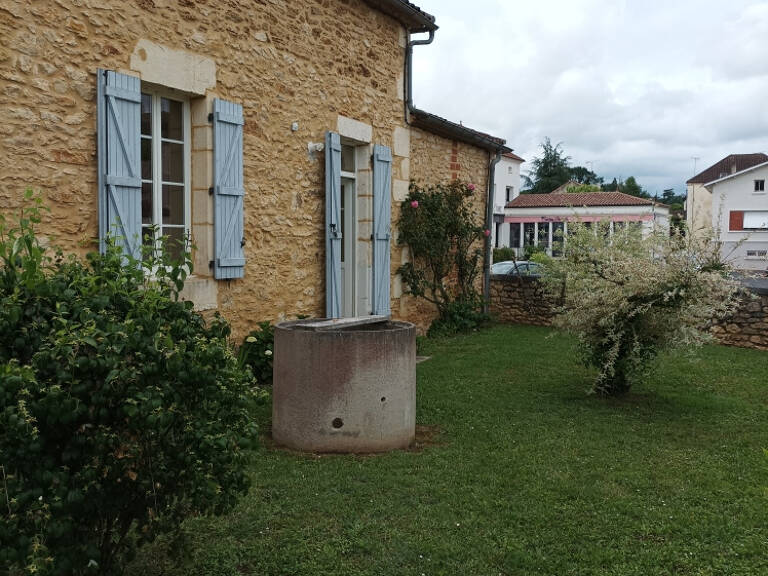 Venez découvrir cette agréable maison de village avec son jardinet équipé d'un puit — photo 1