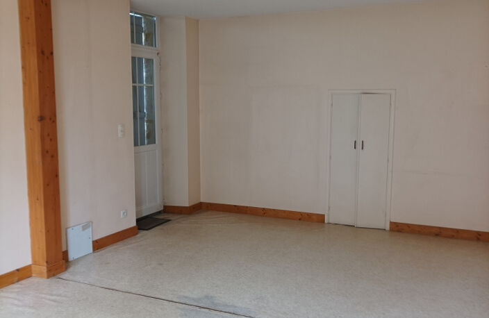 Venez découvrir cette agréable maison de village avec son jardinet équipé d'un puit — photo 3