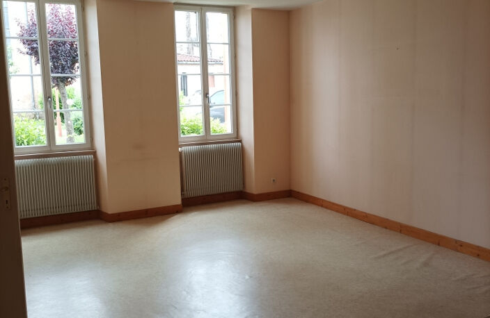 Venez découvrir cette agréable maison de village avec son jardinet équipé d'un puit — photo 4