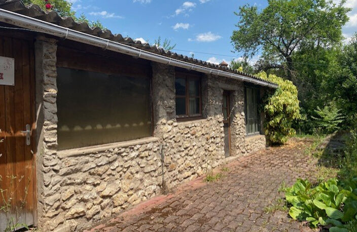 COSNE SUR LOIRE, maison ancienne d'env. 85 m² avec deux chambres, terrain de 410 m² — photo 2