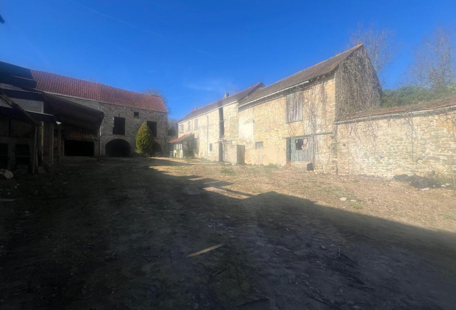 CORPS DE FERME — photo 1