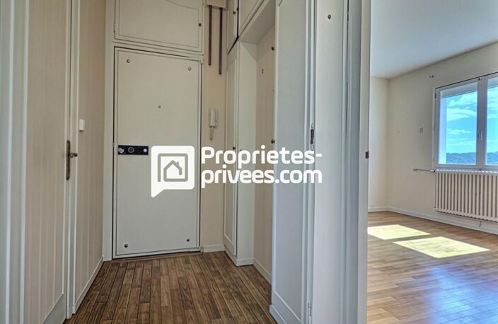 Appartement  T5/6 d'env. 106 m2 en dernier étage  avec 3/4 ch. et cave dans secteur prisé sur PERIGUEUX (24000) — photo 2