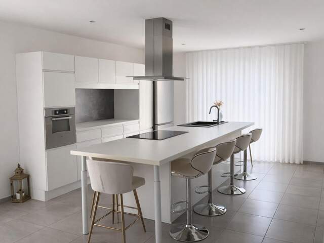 Maison moderne avec bel extérieur aménagés — photo du bien