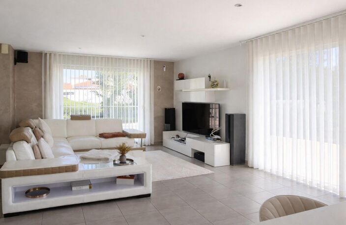 Maison moderne avec bel extérieur aménagés — photo 2