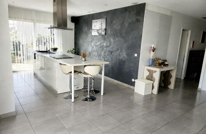 Maison moderne avec bel extérieur aménagés — photo 4