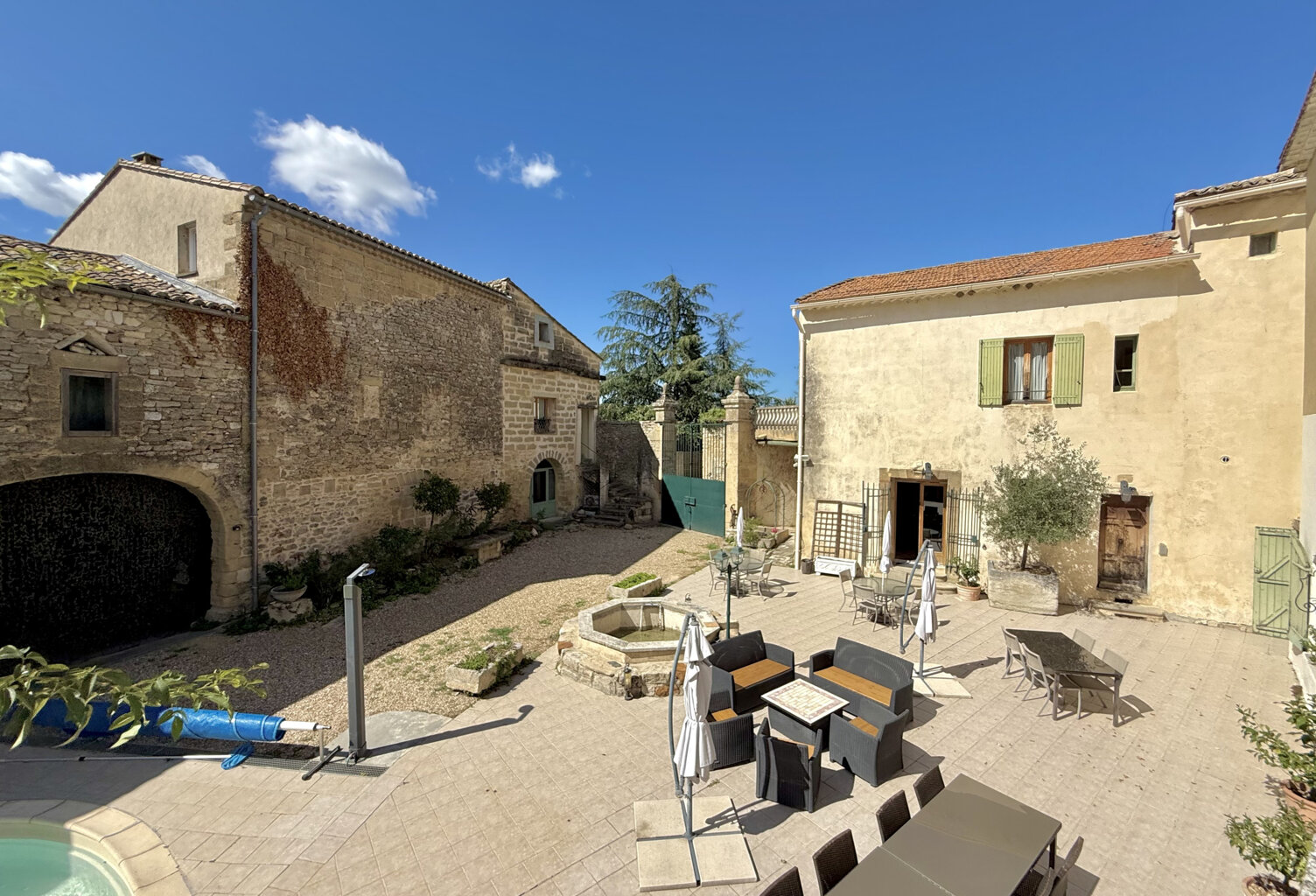 A 4 km d'Uzès, mas authentique du XVIIIè, 510 m2, avec gîtes, chambres d'hôtes, vaste cour intérieure, fontain — photo 1