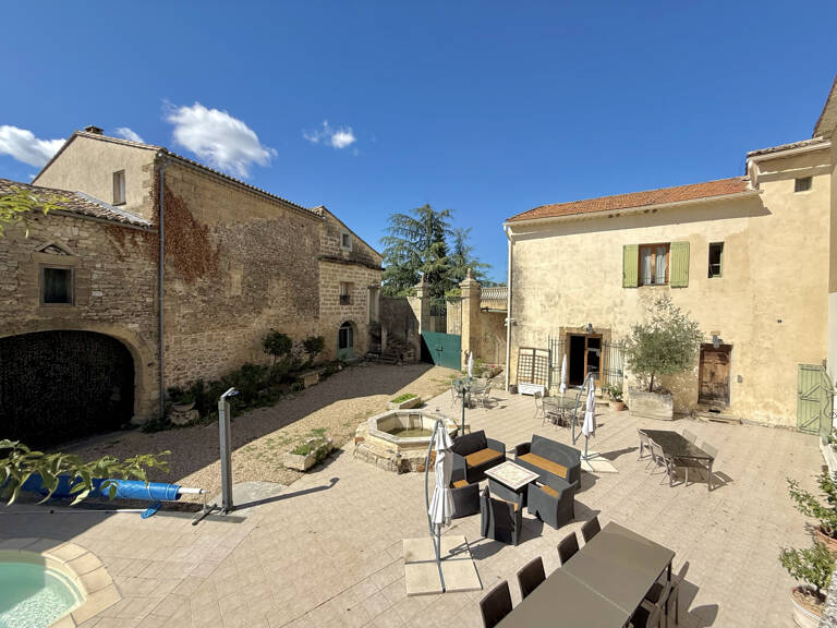 A 4 km d'Uzès, mas authentique du XVIIIè, 510 m2, avec gîtes, chambres d'hôtes, vaste cour intérieure, fontain — photo 1