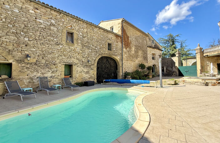 A 4 km d'Uzès, mas authentique du XVIIIè, 510 m2, avec gîtes, chambres d'hôtes, vaste cour intérieure, fontain — photo 2