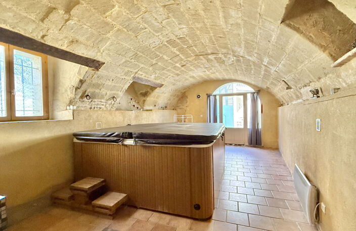 A 4 km d'Uzès, mas authentique du XVIIIè, 510 m2, avec gîtes, chambres d'hôtes, vaste cour intérieure, fontain — photo 5