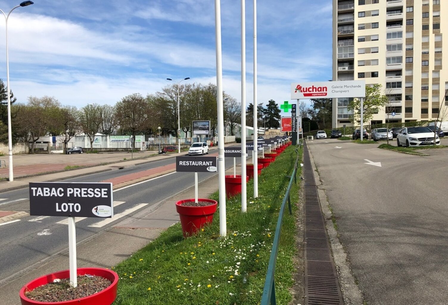 Dpt Rhône (69), à louer LYON 5EME Local commercial de 87m2 dans la galerie marchande Auchan Champvert — photo 1