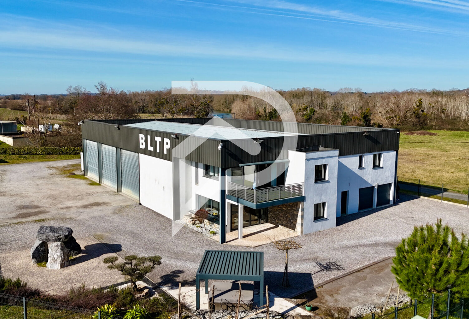 Local d'activité de 700 m² avec appartement T4 - BELLOCQ — photo 1
