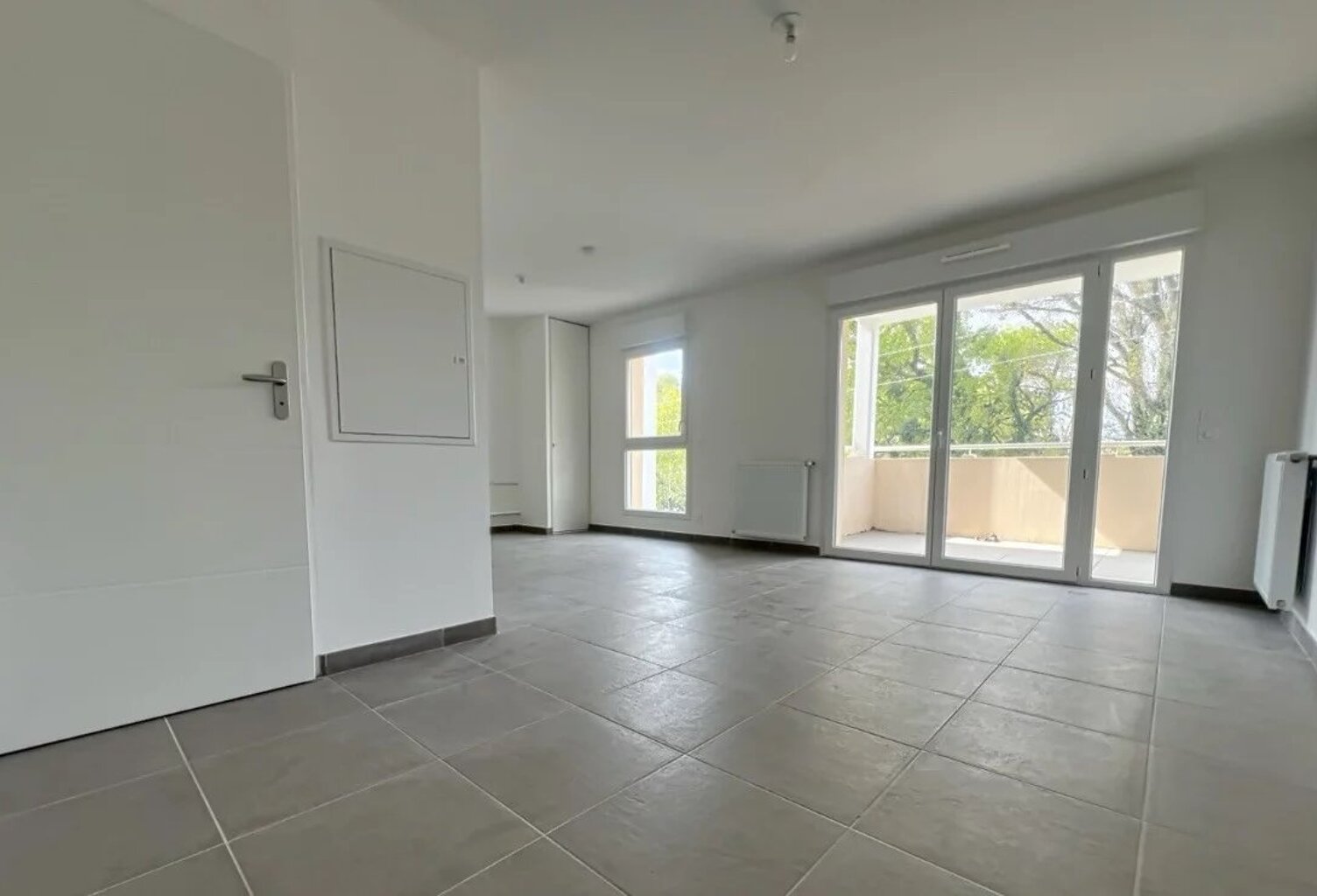 Orange, studio 30m2 av. terrrasse 5,92m2, 2ème étage av. ascenseur, Sud Ouest, stationnement en sus — photo 1