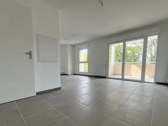 Orange, studio 30m2 av. terrrasse 5,92m2, 2ème étage av. ascenseur, Sud Ouest, stationnement en sus — photo du bien
